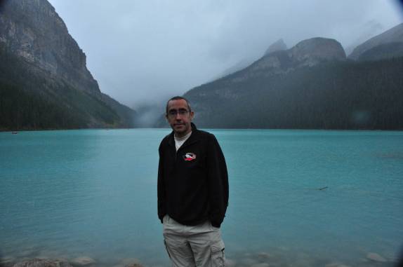 Mesmo com o dia nublado, a incrível beleza de Lake Louise, em Alberta, no Canadá